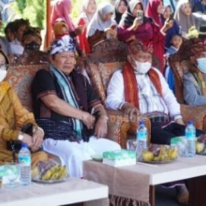 Foto: Dua dari kiri, Wakil Bupati H Rumaksi bersama Bupati HM Sukiman Azmy saat membuka acara Alunan Budaya Desa Pringgasela
