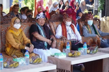 Foto: Dua dari kiri, Wakil Bupati H Rumaksi bersama Bupati HM Sukiman Azmy saat membuka acara Alunan Budaya Desa Pringgasela
