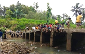Pembangunan jembatan Pemoles Batujangkih