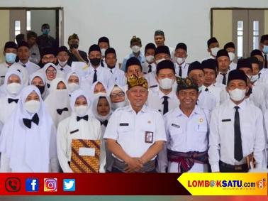 Bupati Lombok Timur HM Sukiman Azmy (tengah) saat bersama 91 guru PPPK yang menerima SK