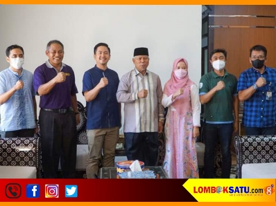 Bupati Lombok Timur HM Sukiman Azmy (tengah) saat membahas operasi mata katarak
