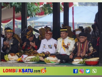 Dua dari kiri Wakil Bupati H Rumaksi, Bupati Sukiman Azmy, dan Sultan Sepuh Cirebon Jaenudin II Arianatareja