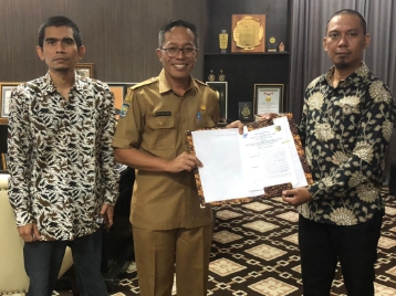 Serah terima dokumen kerja sama antara Pemkab Lotim dengan LRC