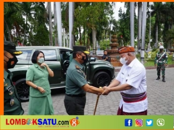 Danrem Brigjen TNI Sudarwo Aris Nurcahyo bersama Bupati Lombok Timur HM Sukiman Azmy