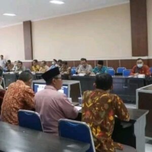 Bupati Lombok Timur gelar rapat bersama jajarannya hingga kepala desa guna membahas Bansos Subsidi BBM
