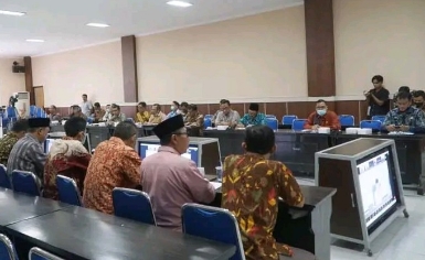 Bupati Lombok Timur gelar rapat bersama jajarannya hingga kepala desa guna membahas Bansos Subsidi BBM