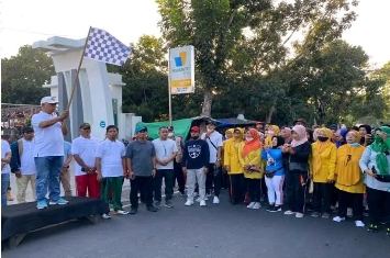 Bupati Sukiman Azmy (kiri) saat melepas ribuan peserta jalan sehat