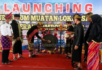 Sekda Lotim HM Juaini Taofik pukul gong sebagai tanda peluncuran kurikulum Molok Sasak secara resmi