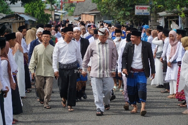 Bupati Sukiman Azmy disambut amsyarakat saat menghadiri peringatan maulid Nabi